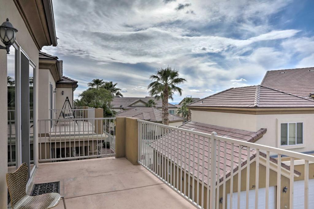 Desert Condo with Pool about 3 Miles to Colorado River! — Hotel in Bullhead City (AZ)
