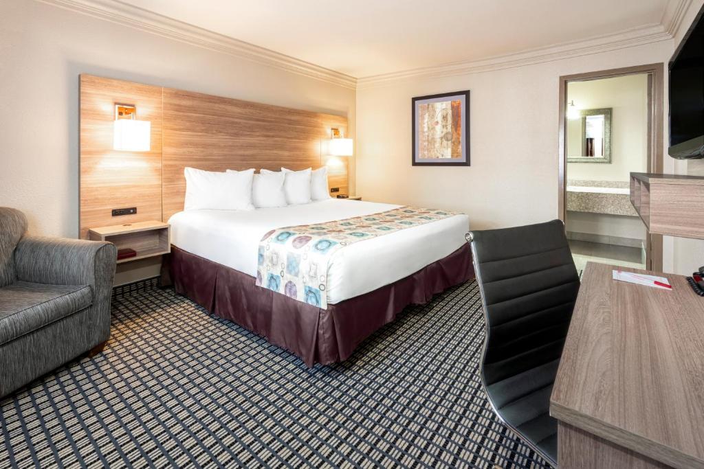 Ramada by Wyndham Houston Intercontinental Airport South photo