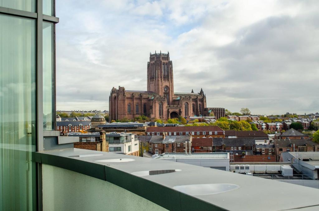 Penthouse In Liverpool City Centre - Free Parking - Balcony - by Happy Days — Hotel in Liverpool