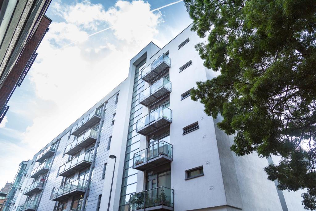 Penthouse In Liverpool City Centre - Free Parking - Balcony - by Happy Days photo