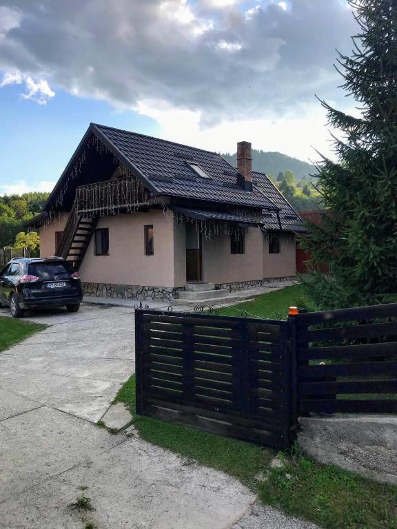 Casuta Alesia & David, relaxare la poalele Raraului