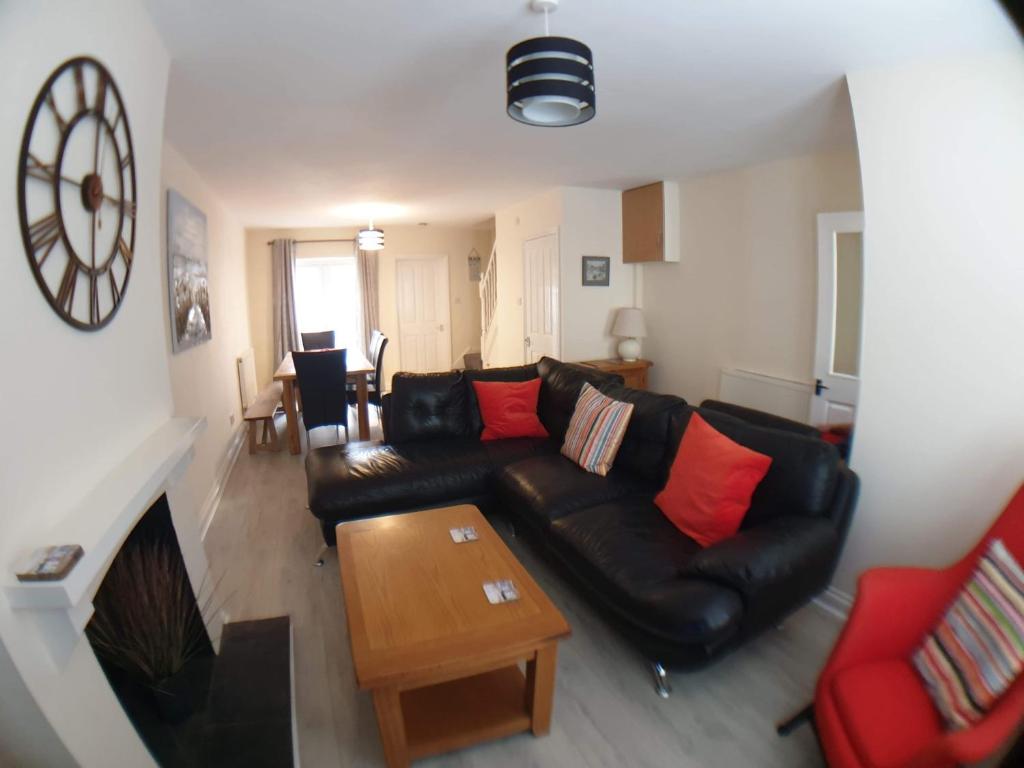 4 Bedroom House, Weymouth photo 2