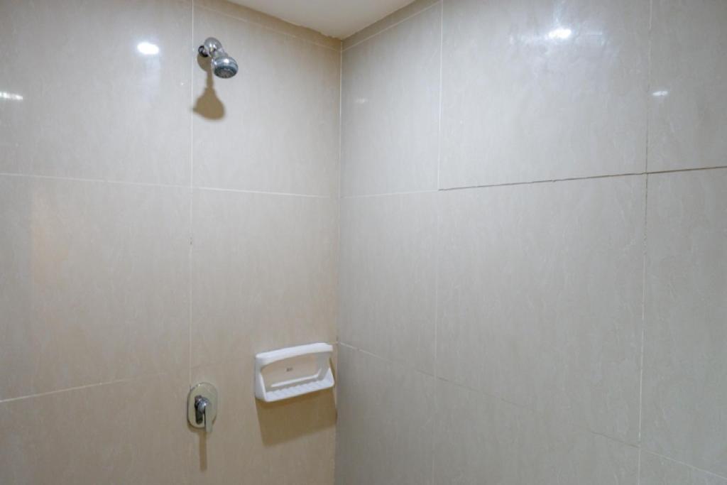 Bathroom, RedDoorz Plus near Hotel Benua Kendari in Kendari
