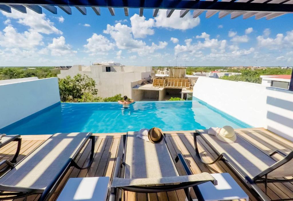 Beautiful Penthouse for 2 with Private Patio, 2 Bikes included and Pool! photo