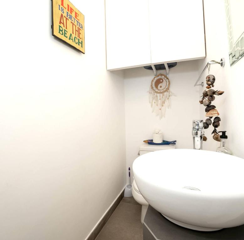 Beautiful Penthouse for 2 with Private Patio, 2 Bikes included and Pool! photo