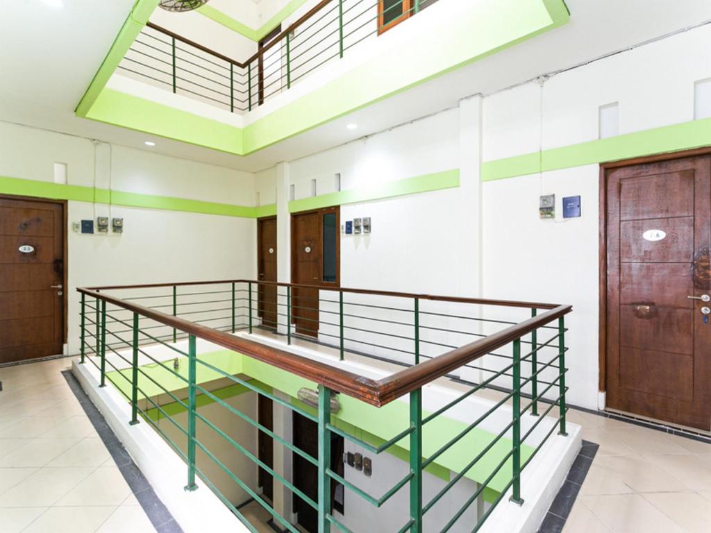 เรดดอร์ซ แอท อูริป ซูโมฮาร์โจ โซโล (RedDoorz @ Urip Sumoharjo Solo)