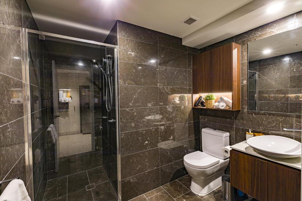 Hamptons Retreat on Level 77 Skytower photo