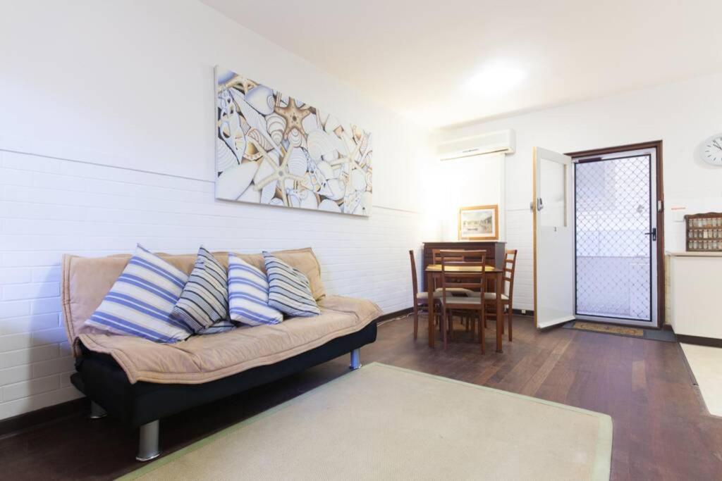 B3 Crawley Apartment 1 BRM &amp; Sleepout near UWA — Hotel in Perth
