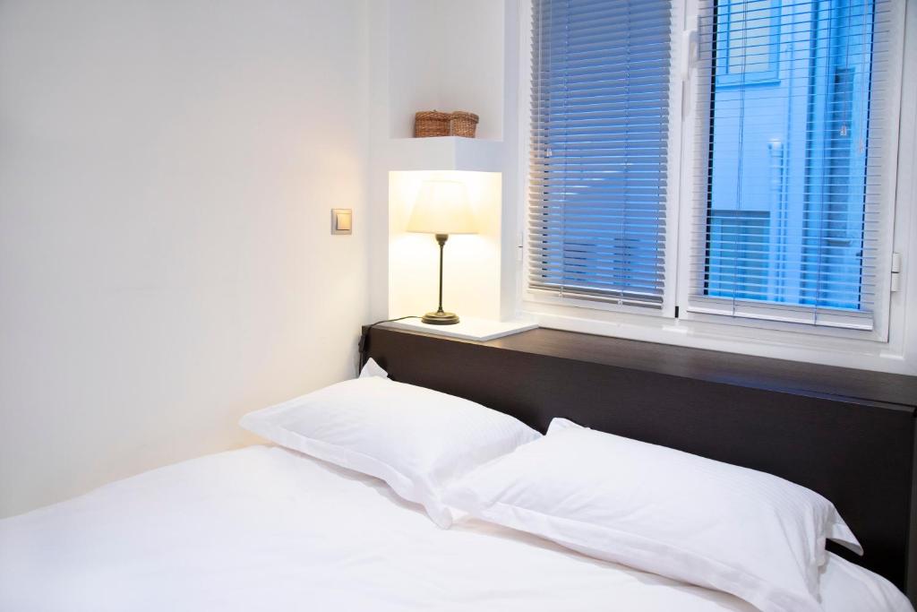 Athens Best location, 6 Ermou street, Syntagma square photo