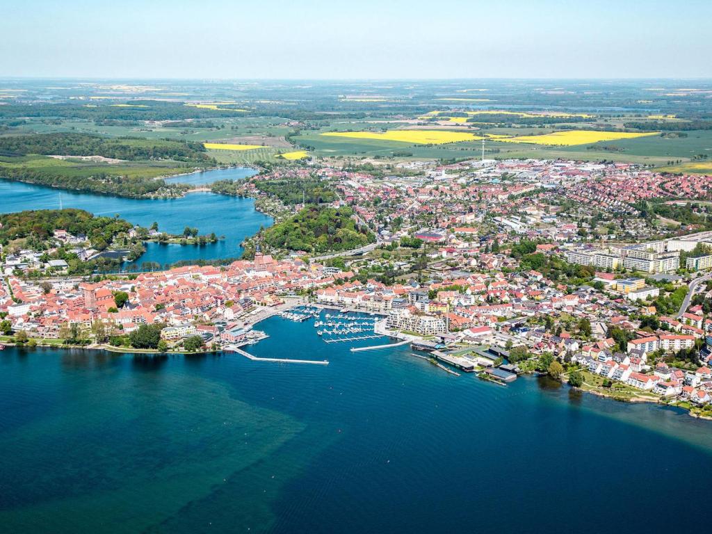 Ferienwohnungen mit einem Strand in Waren (Müritz) .