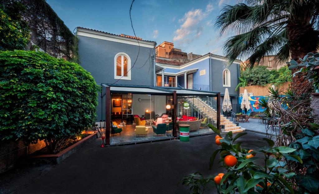 The Yard Hostel — Hotel in Catania