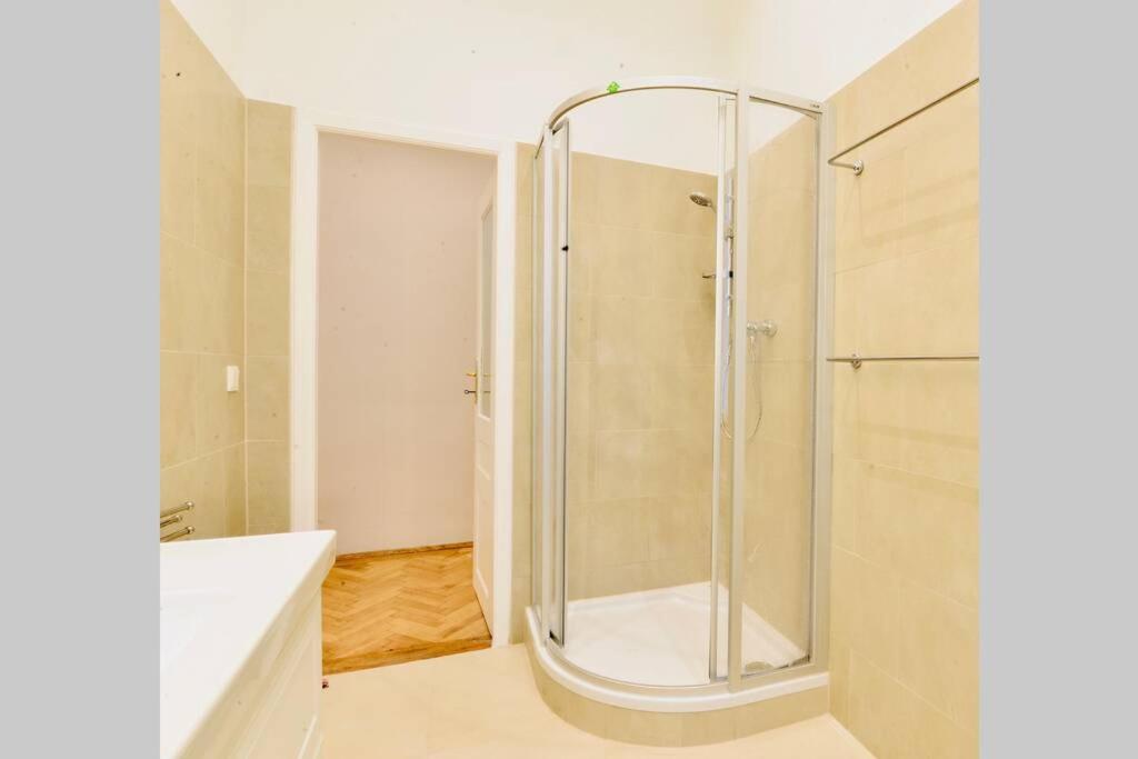 Beautiful Viennese Flat In The City Centre photo