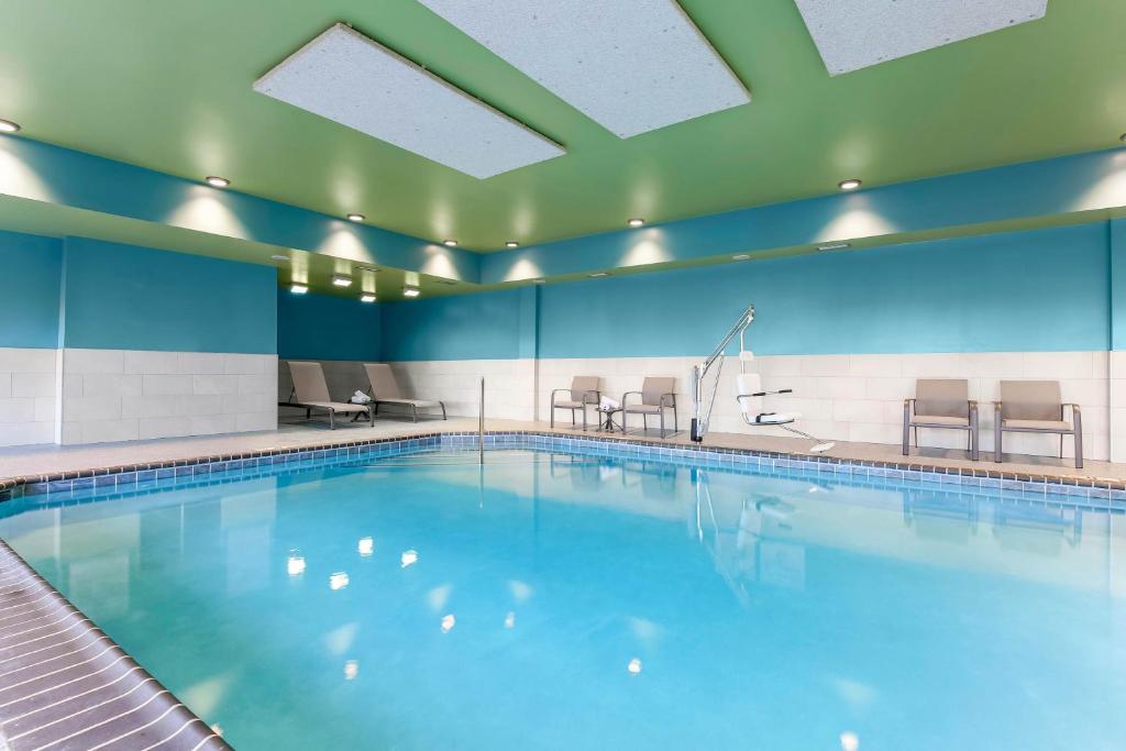 Holiday Inn Express & Suites Chicago O'Hare Airport, an IHG Hotel photo