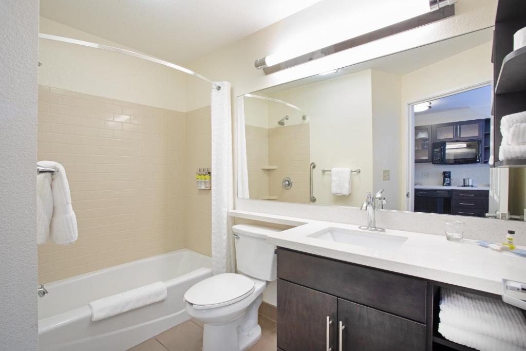 Bathroom, Candlewood Suites Manhattan in Manhattan (KS)