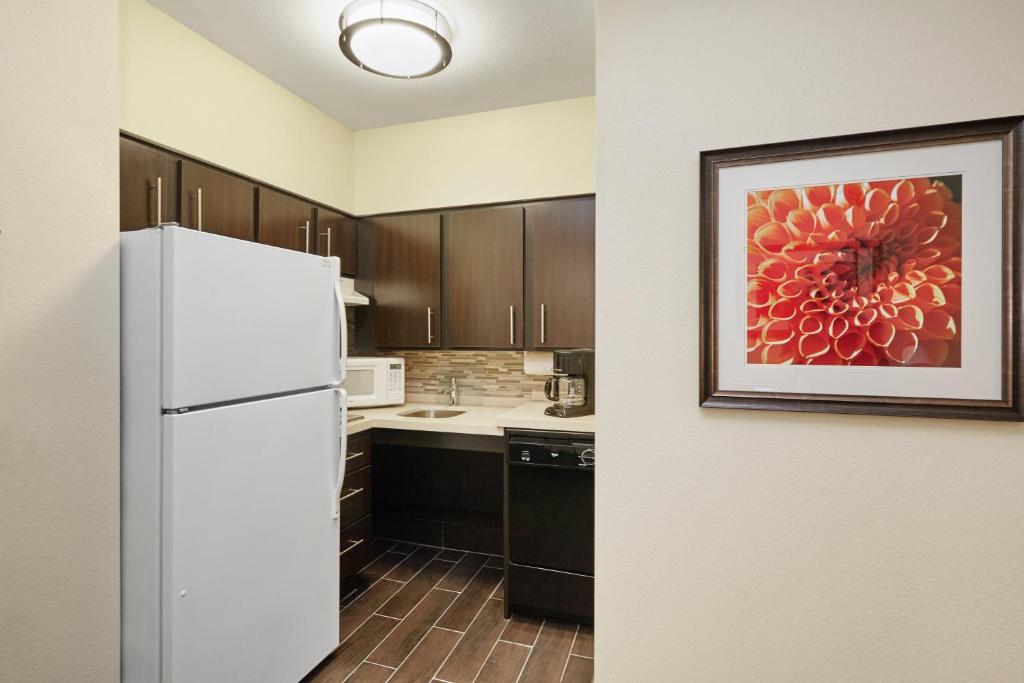 Staybridge Suites Glenview Photo 24