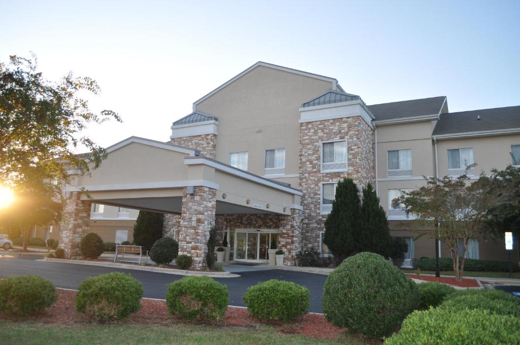 Holiday Inn Express Williamston photo