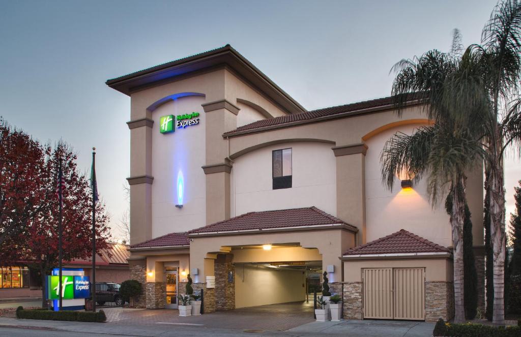 Holiday Inn Express Redwood City Central photo