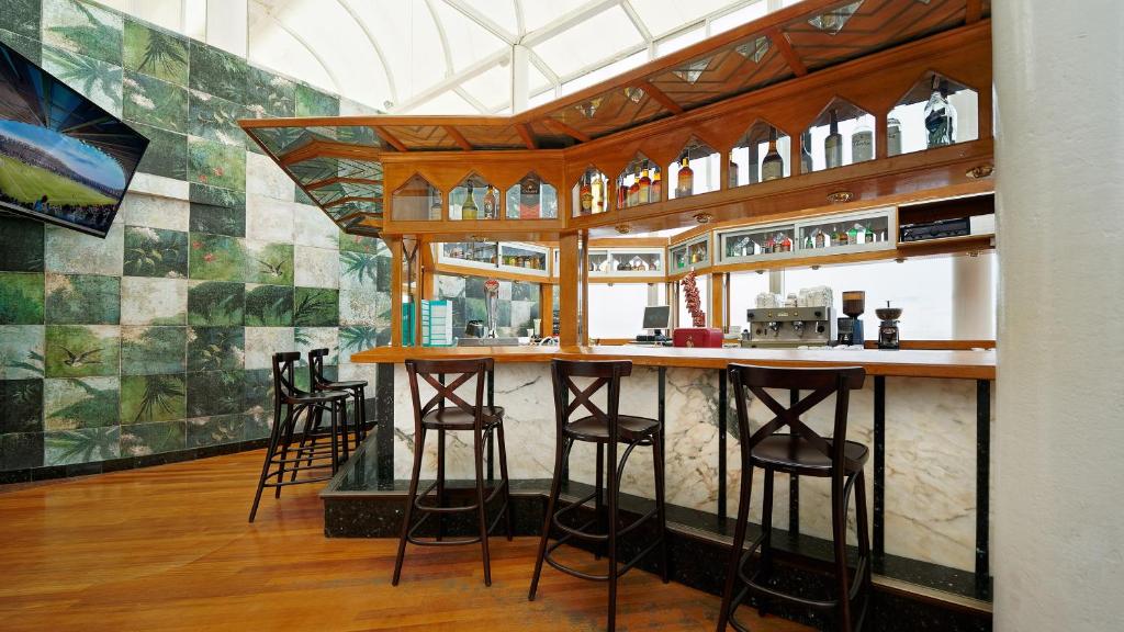 Bull Astoria Photo 34