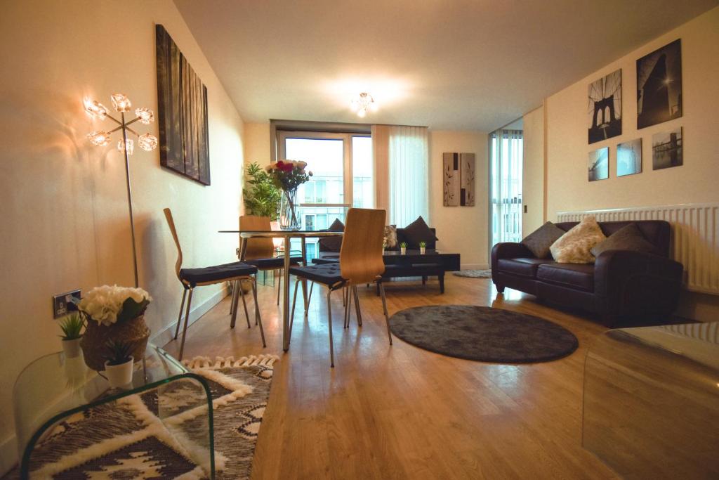 The Hub - Spacious, bright and modern with free parking, Milton Keynes