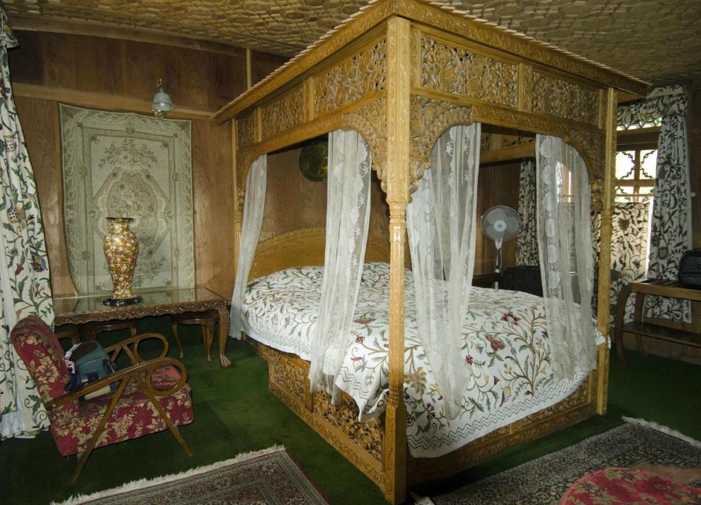 WelcomHeritage Gurkha Houseboat photo
