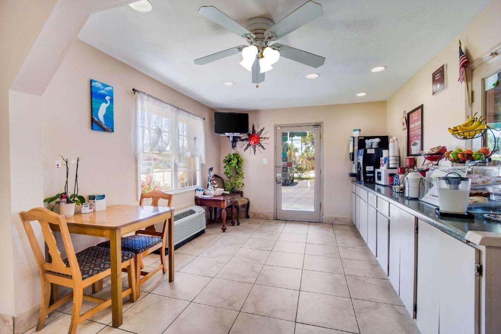 Econo Lodge Walterboro Photo 11