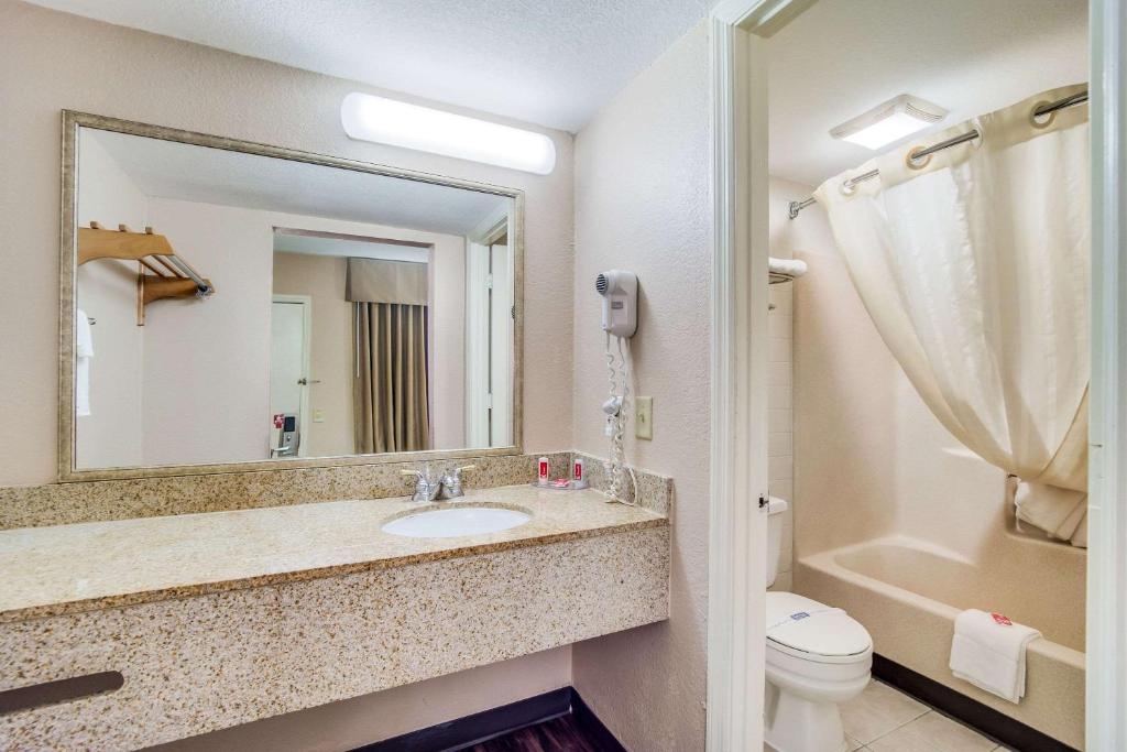 Econo Lodge Walterboro Photo 17