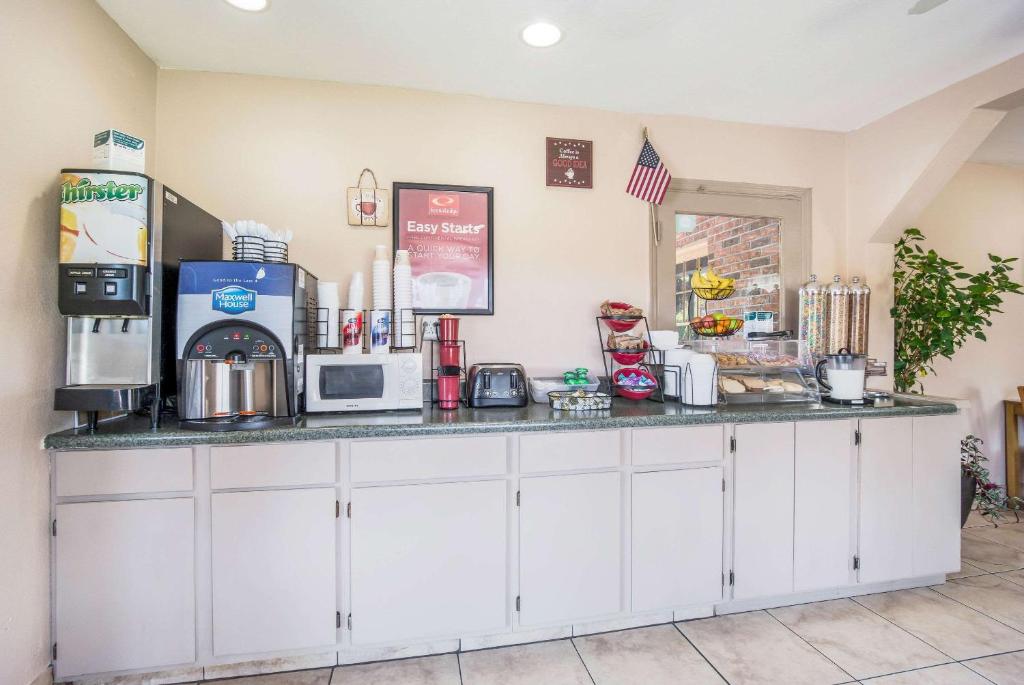 Econo Lodge Walterboro Photo 19