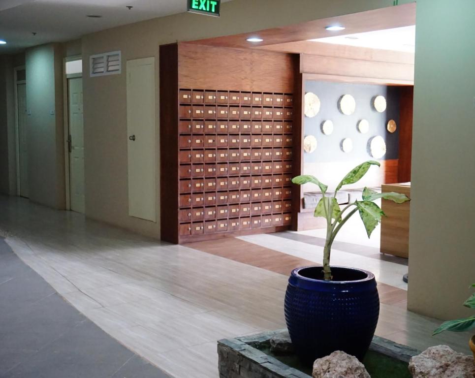 Cozy condo unit 5mins from Mactan Cebu Int'l Airport with Netflix photo