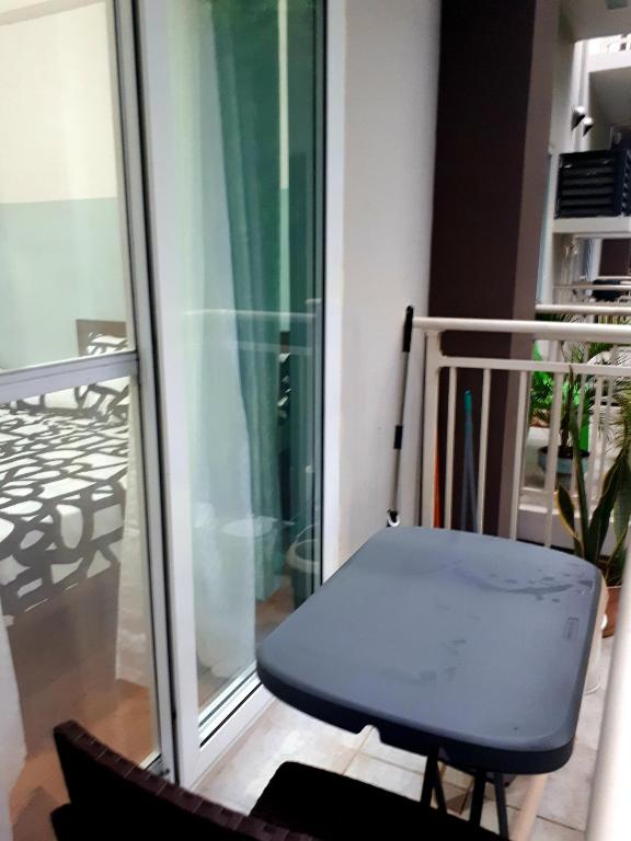Cozy condo unit 5mins from Mactan Cebu Int'l Airport with Netflix photo