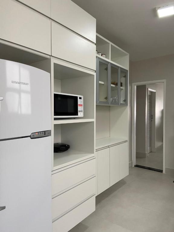 APTO GUARUJA ENSEADA 4 QUARTOS COM WiFi, Guarujá