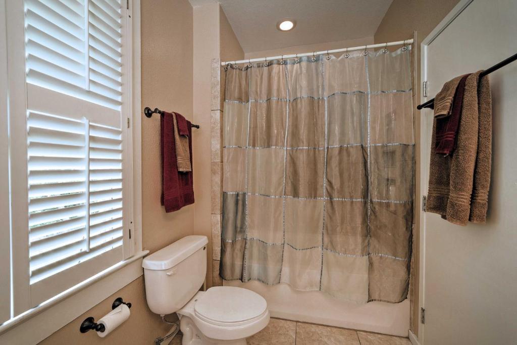 Hawaiian Hideaway with Yard Less Than 2 Miles to Hilo Bay! photo