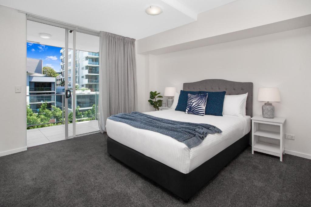 2-Bed Near Brisbane CBD with Pool, Sauna & BBQ