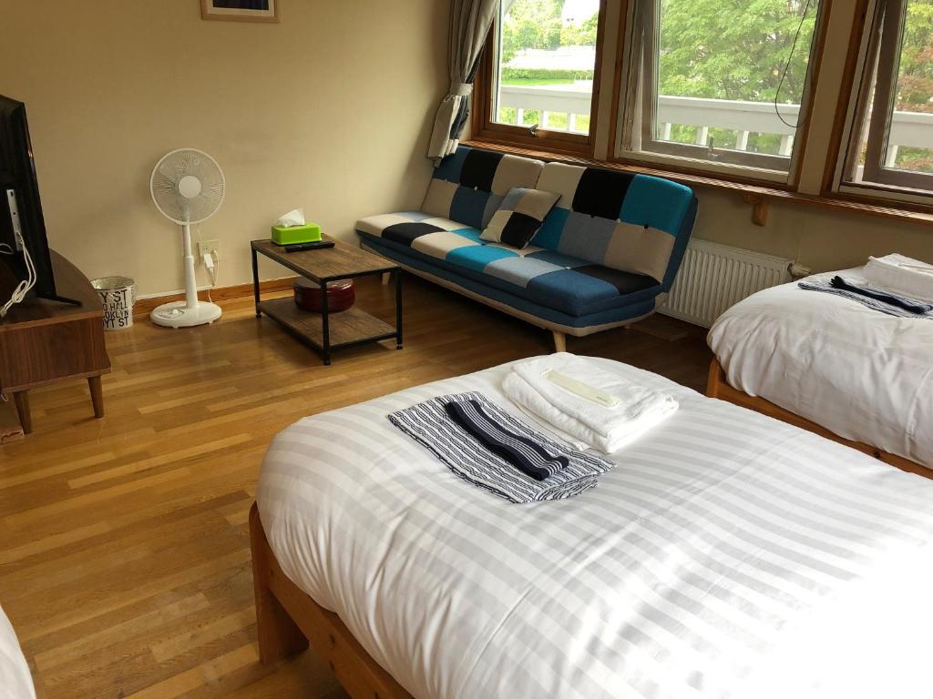 Western Style Triple Room with Shared Bathroom S1