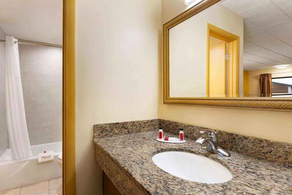Days Inn by Wyndham Oak Ridge Knoxville photo