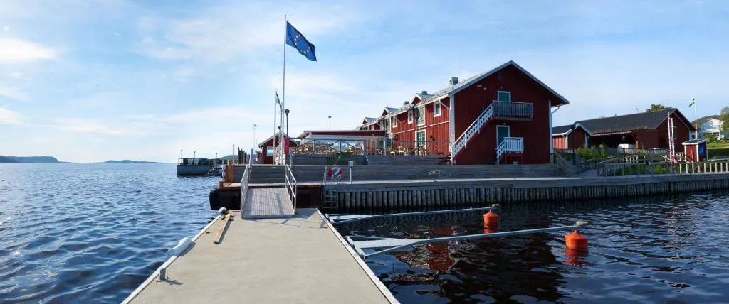 Kajkanten Restaurang B&B, hotel di Köpmanholmen
