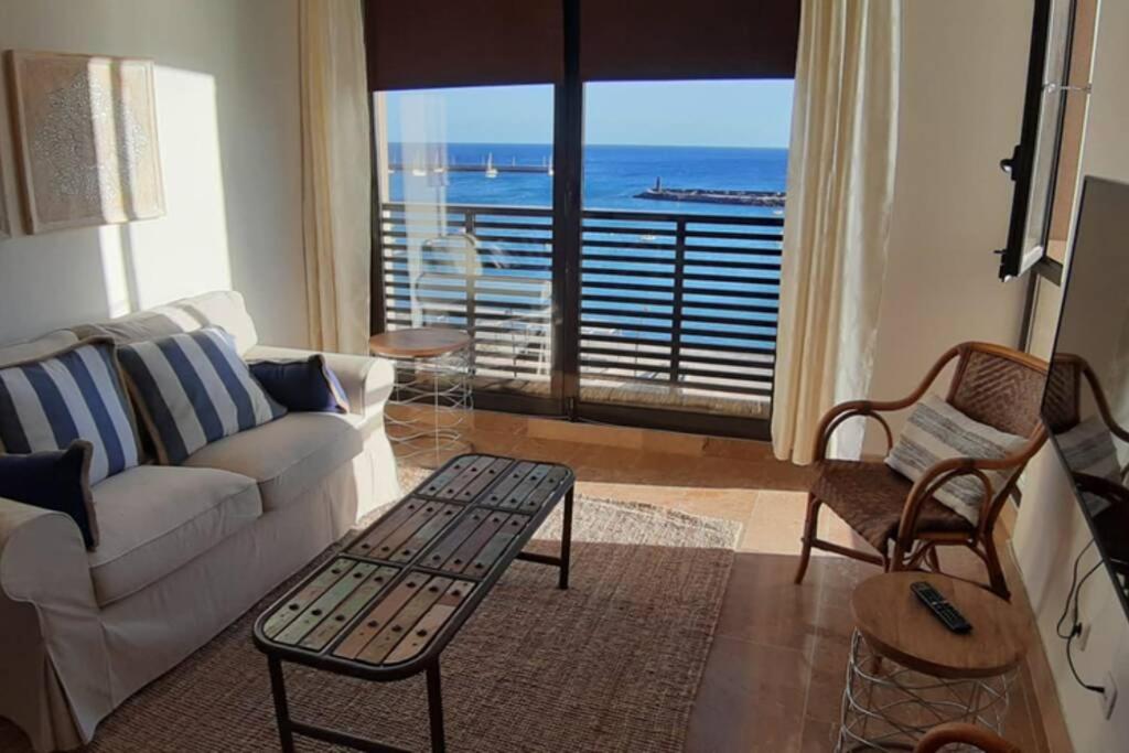 Fee4Me: First Line Luxury Apartment - 4