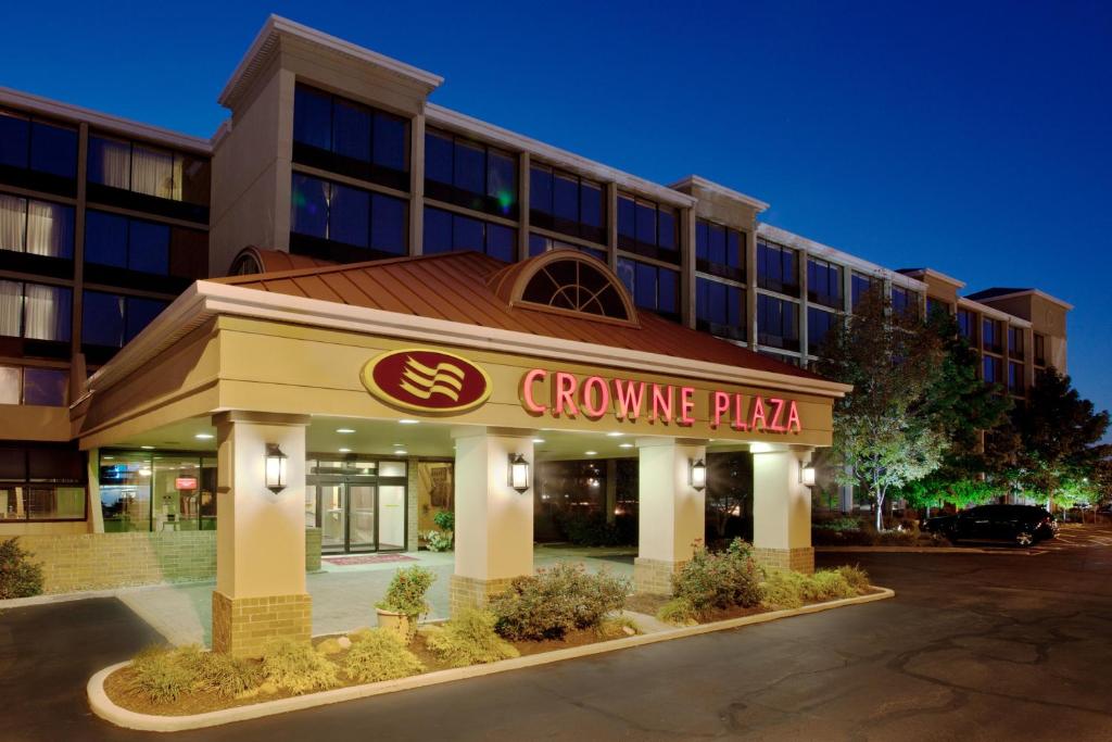 Crowne Plaza Cleveland Airport photo