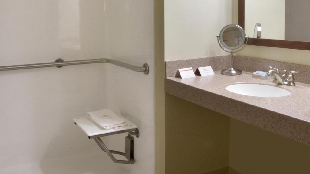 Crowne Plaza Cleveland Airport photo