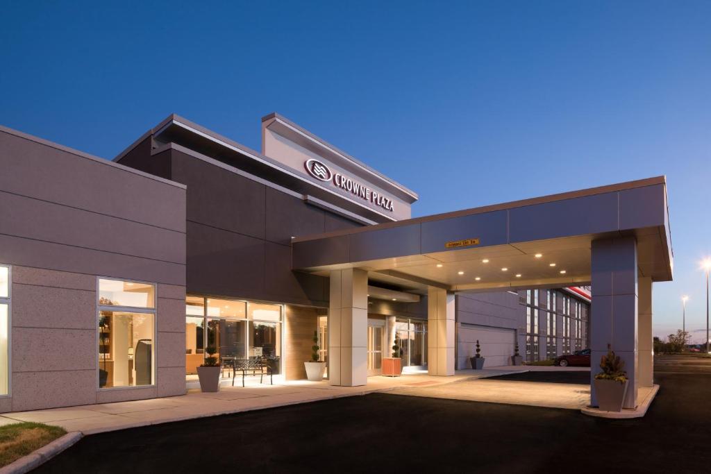 Crowne Plaza Chicago SW - Burr Ridge photo