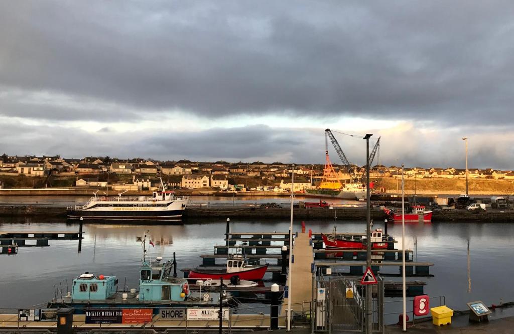 The Steamboat - A Flat with Amazing Harbour Views, Wick
