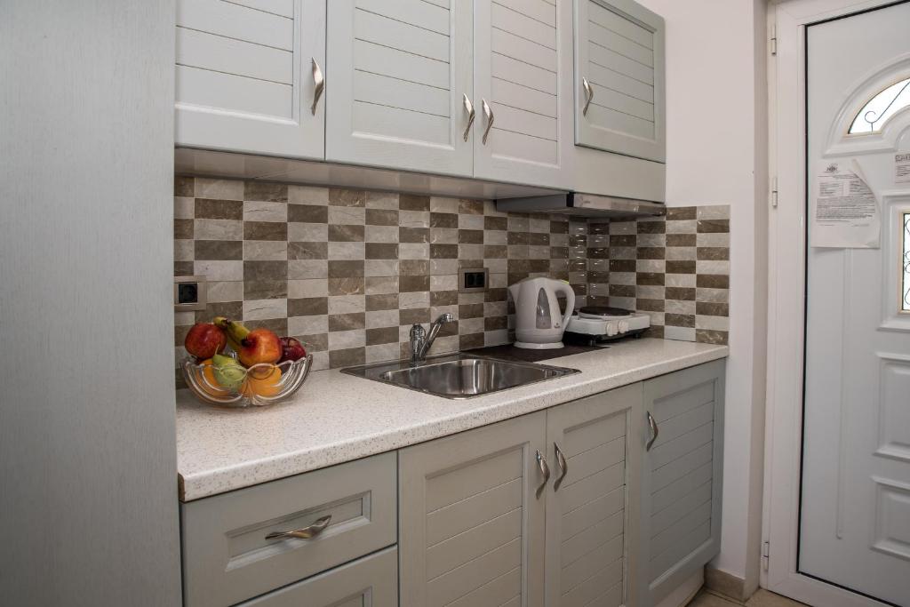 Tom & John Center — Hotel rooms in Tsilivi, Ionian Islands