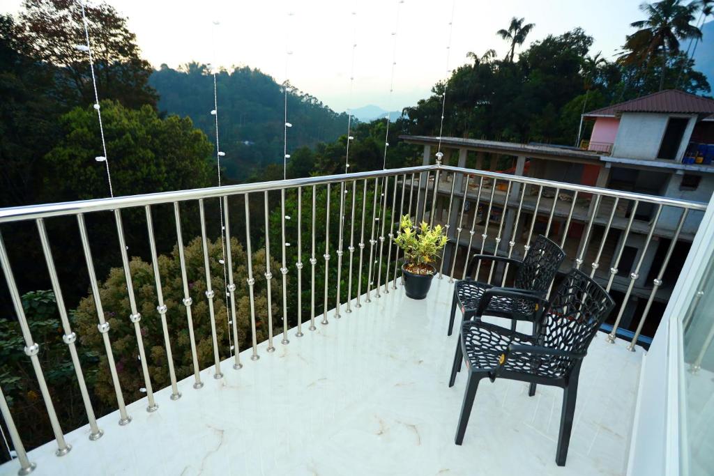CANDLE WOOD MUNNAR photo