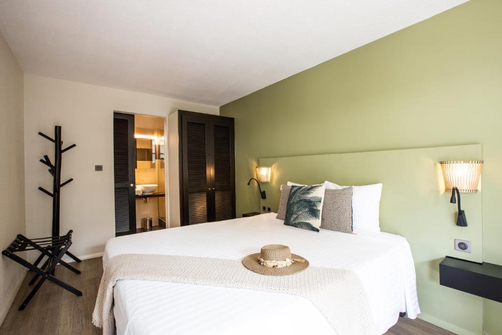 Habitación con cama grande y vistas al jardín