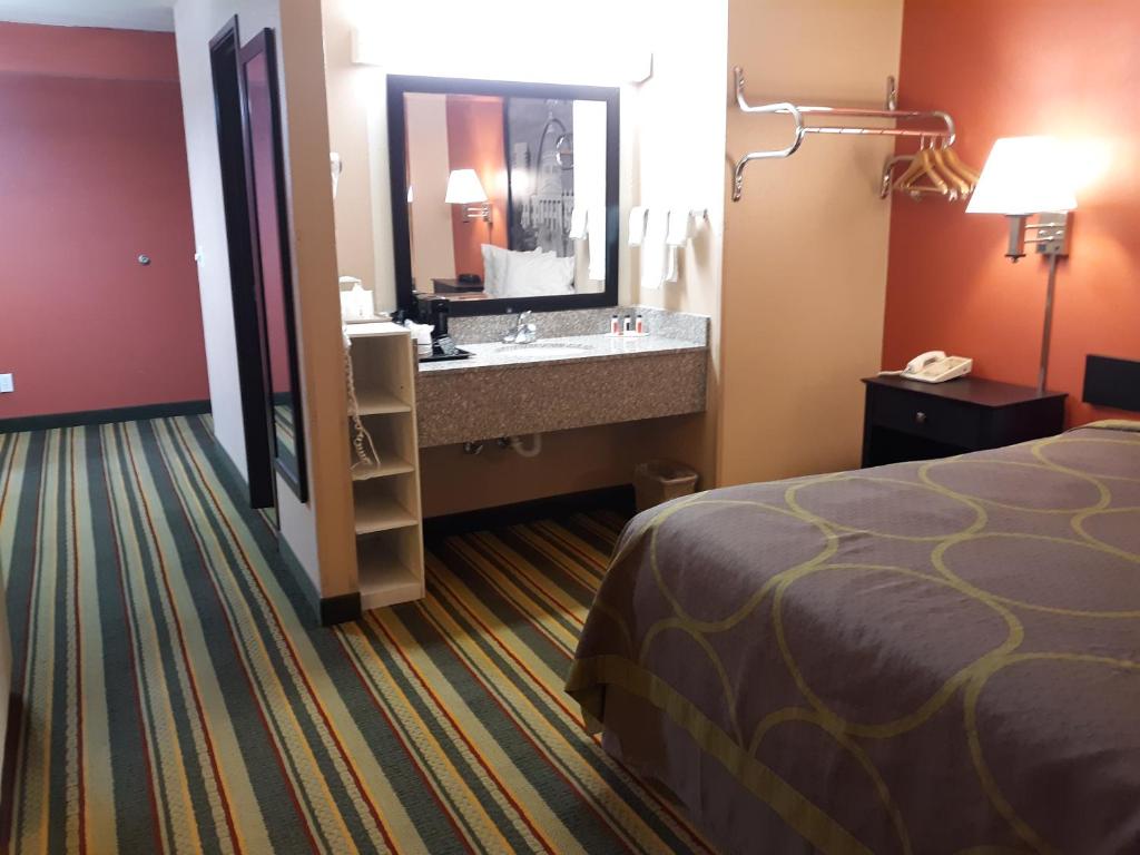 Super 8 By Wyndham Mound City Photo 24