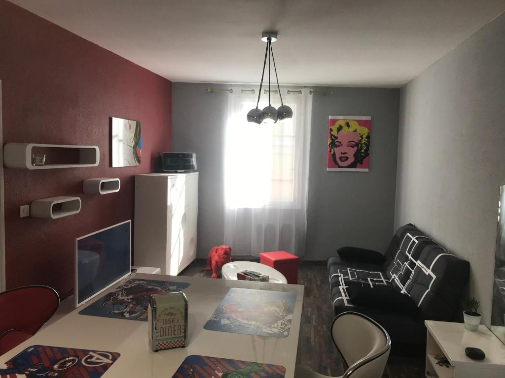 APPARTEMENT STYLE POP ART avec GARAGE CENTRE HISTORIQUE BEZIERS - 3