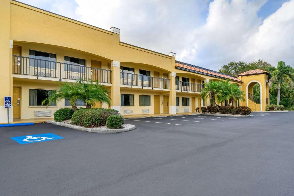 Comfort Inn Sun City Center-Tampa South photo