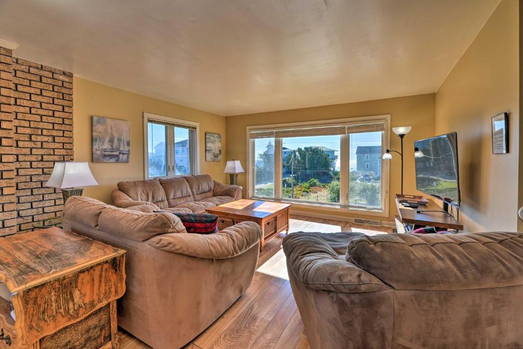 East of the Sun Beachside Apartment with Deck! — Hotel in Emerald Isle (NC)