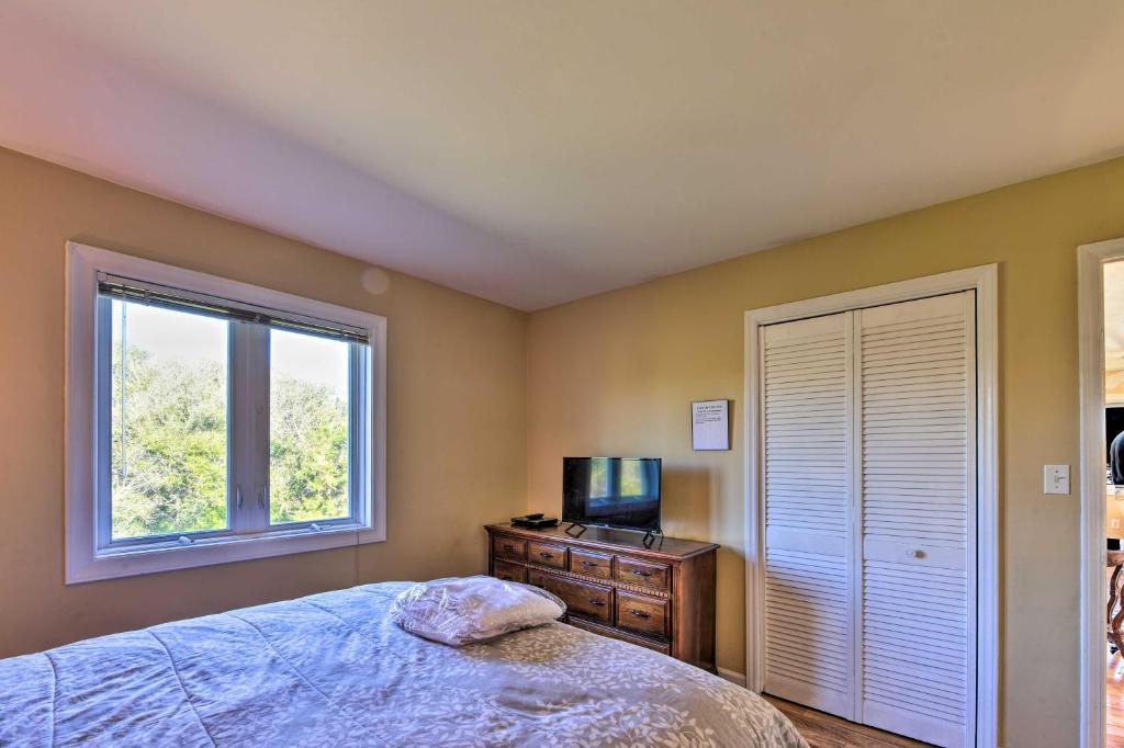 East of the Sun Beachside Apartment with Deck! photo