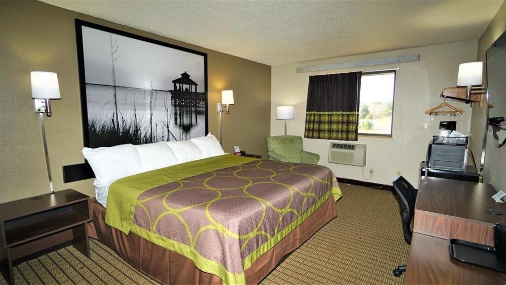 Super 8 By Wyndham Greenville photo
