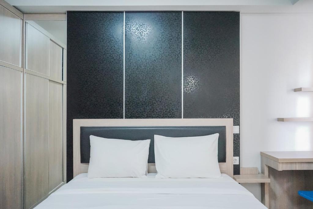 Comfy Studio at Beverly 90210 Apartment By Travelio, Tangerang